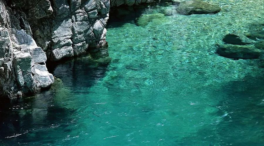 恒大礦泉水，源自地下300米深巖泉水