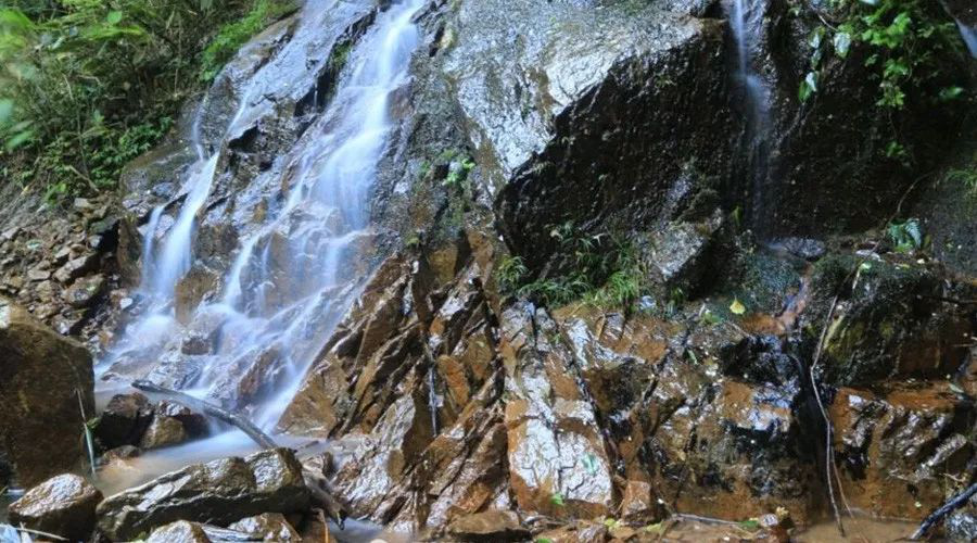 恒大礦泉水，源自地下300米深巖泉水
