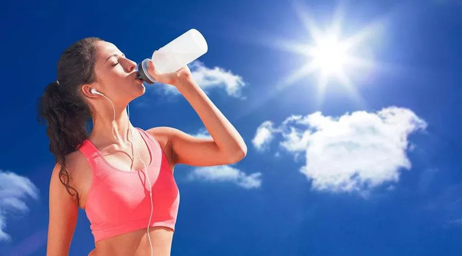 恒大礦泉水，源自地下300米深巖泉水